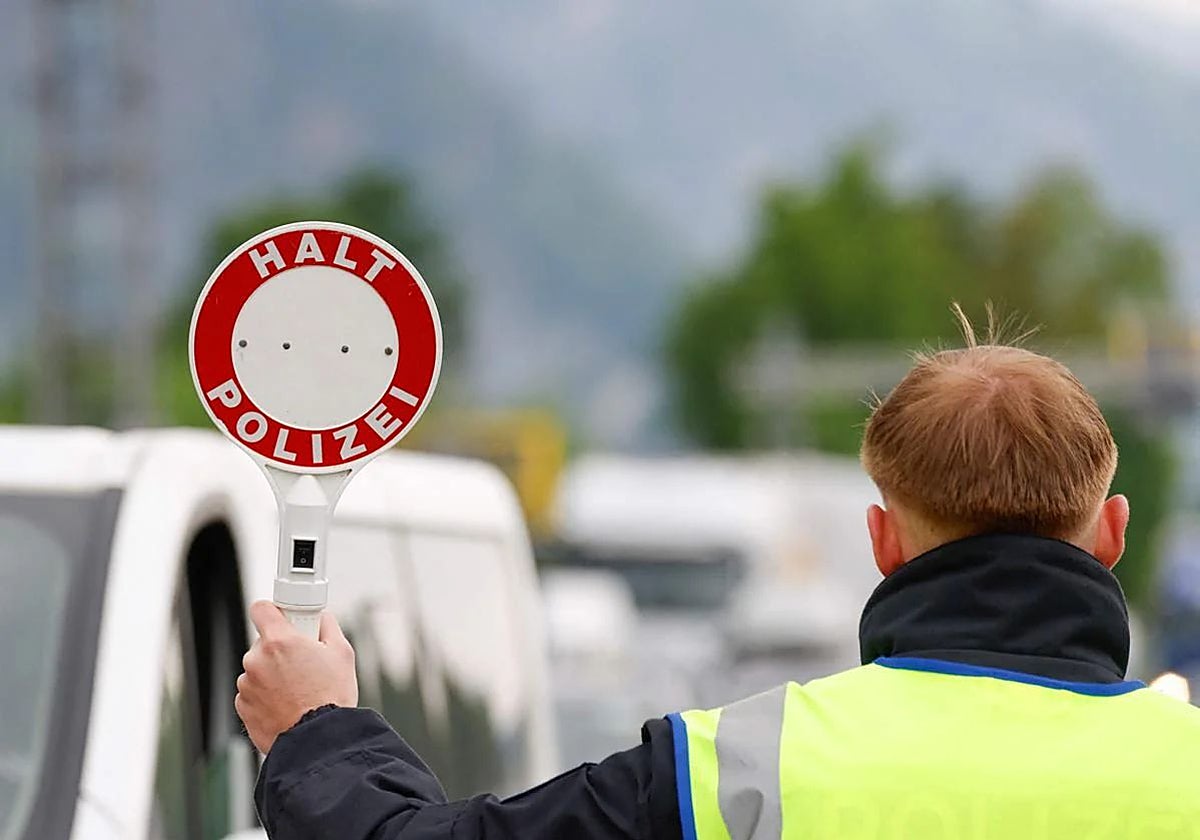 Un agente en la frontera alemana