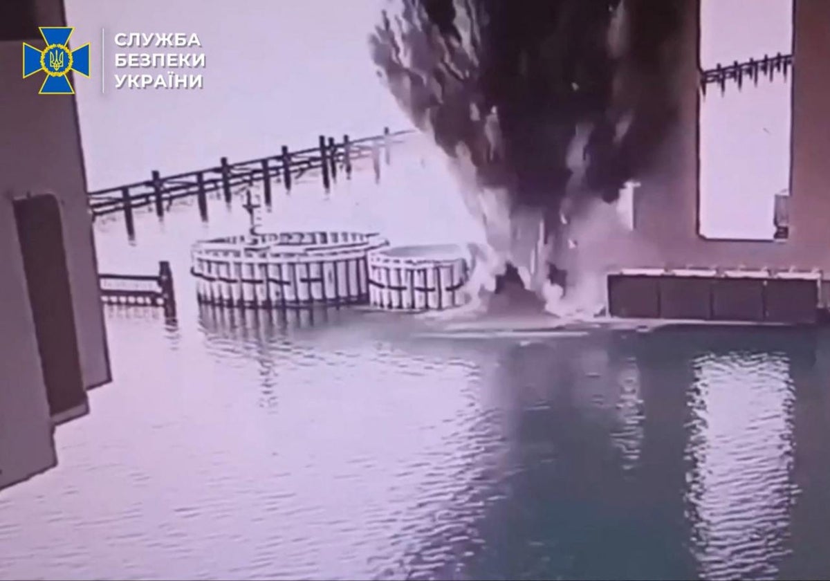 Las camaras de seguridad de Ucrania captaron el momento de la explosión de los pilares del puente que conecta Rusia con Crimea