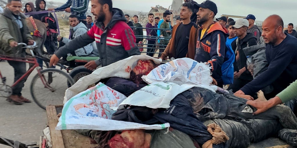 Las autoridades de gaza acusan a israel de matar al menos a 27 palestinos durante una entrega de ayuda en rafá