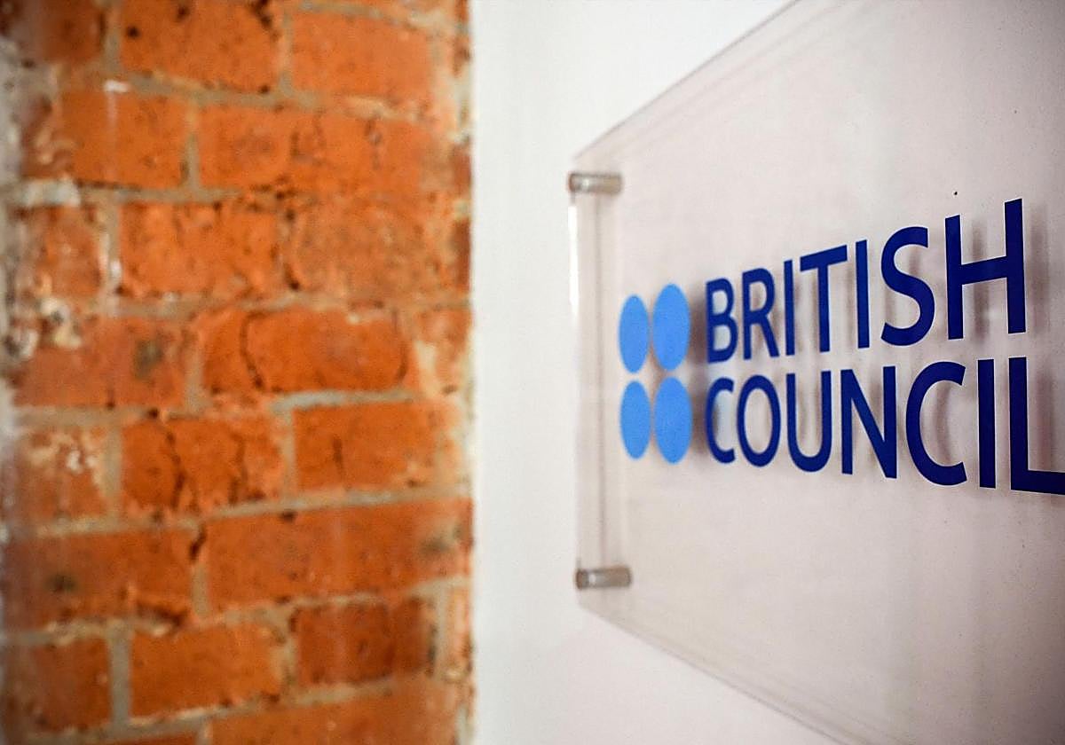 Una placa en la entrada de la oficina del British Council en Moscú.