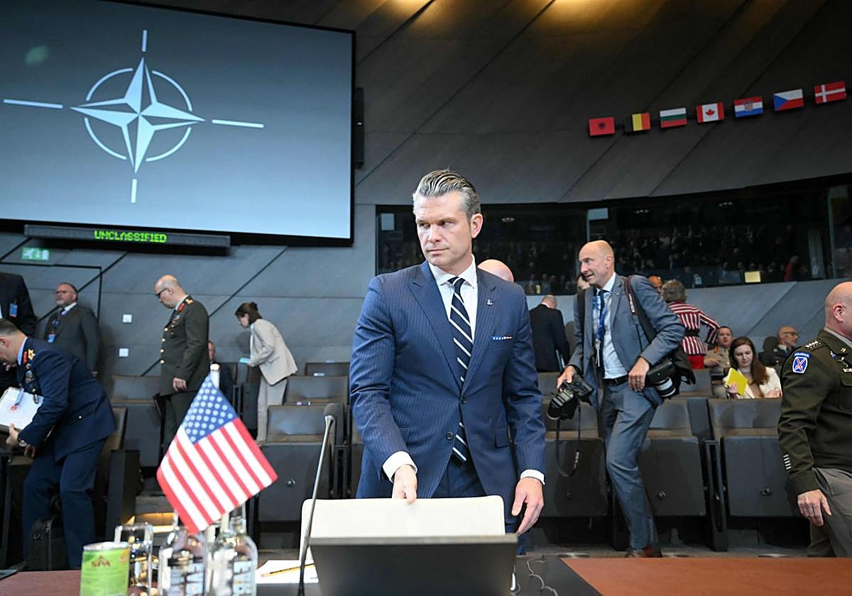 El jefe del Pentágono, Pete Hegseth, al inicio de la reunión de ministros de la OTAN