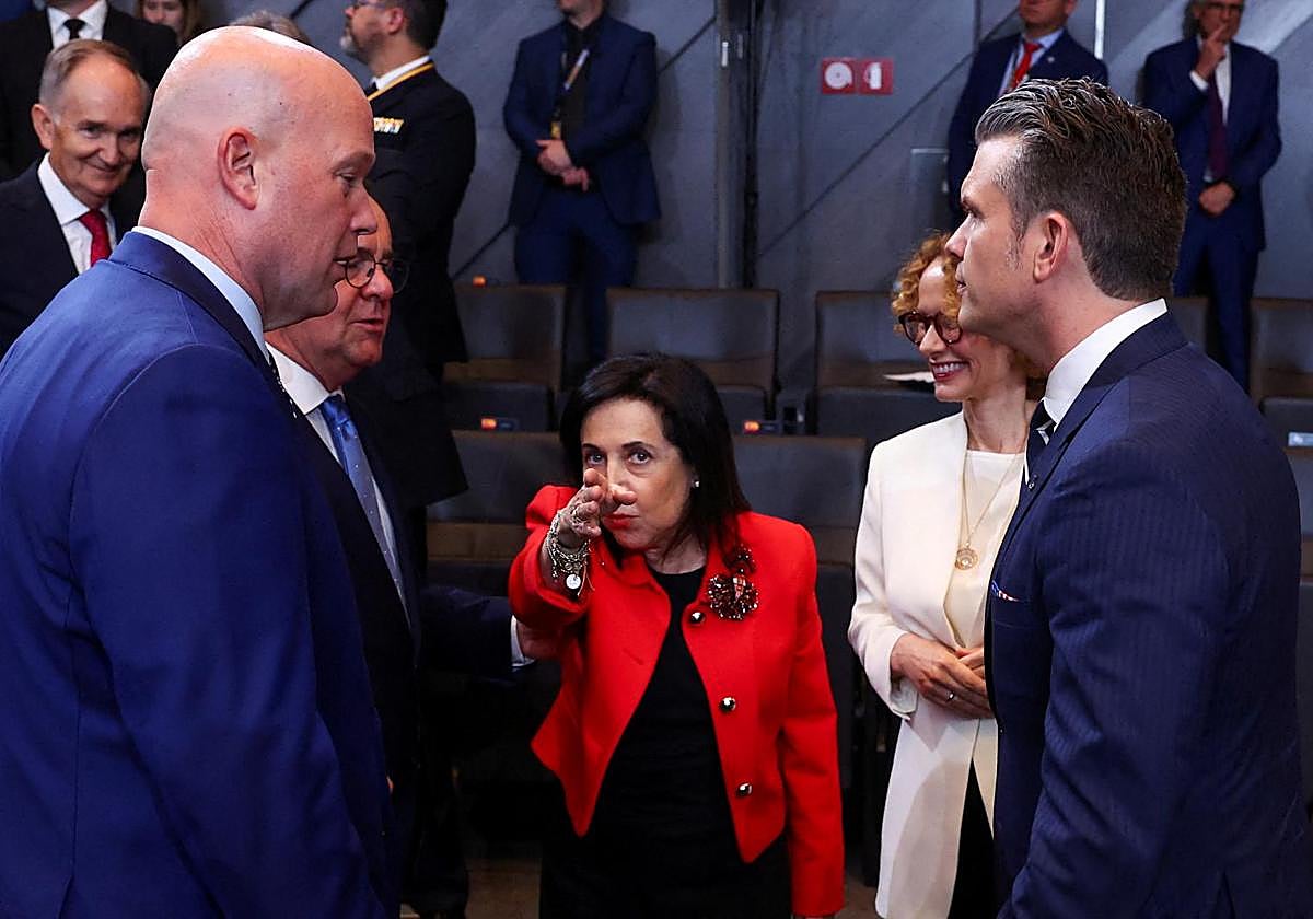 El representante permanente de Estados Unidos ante la OTAN, el secretario de Defensa de Estados Unidos, el ministro de Defensa alemán, la ministra de Defensa española y la vicesecretaria general de la OTAN hablan durante una reunión de ministros de Defensa de la OTAN en la sede de la Alianza en Bruselas