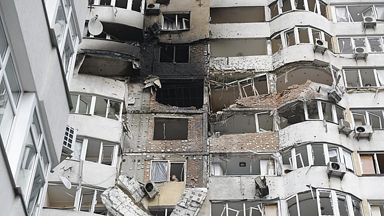 El estado de un edificio en Kiev tras el impacto de drones rusos en el mayor ataque aéreo lanzado por Moscú a Ucrania