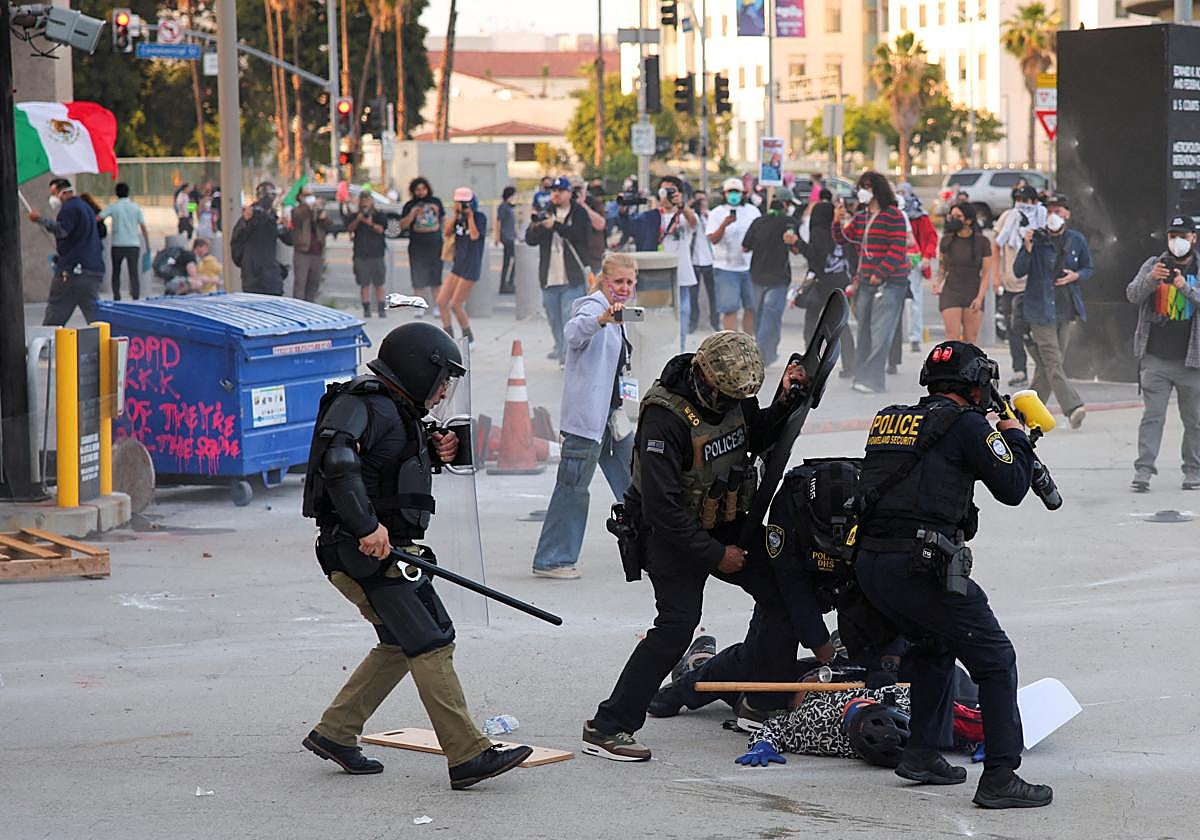 La Policía detiene a un manifestante durante las protestas en Los Ángeles.