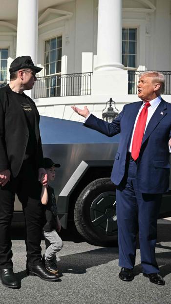 El magnate de Tesla le regaló al presidente de EE.UU. un 'cybertruck', un vehículo de la marca