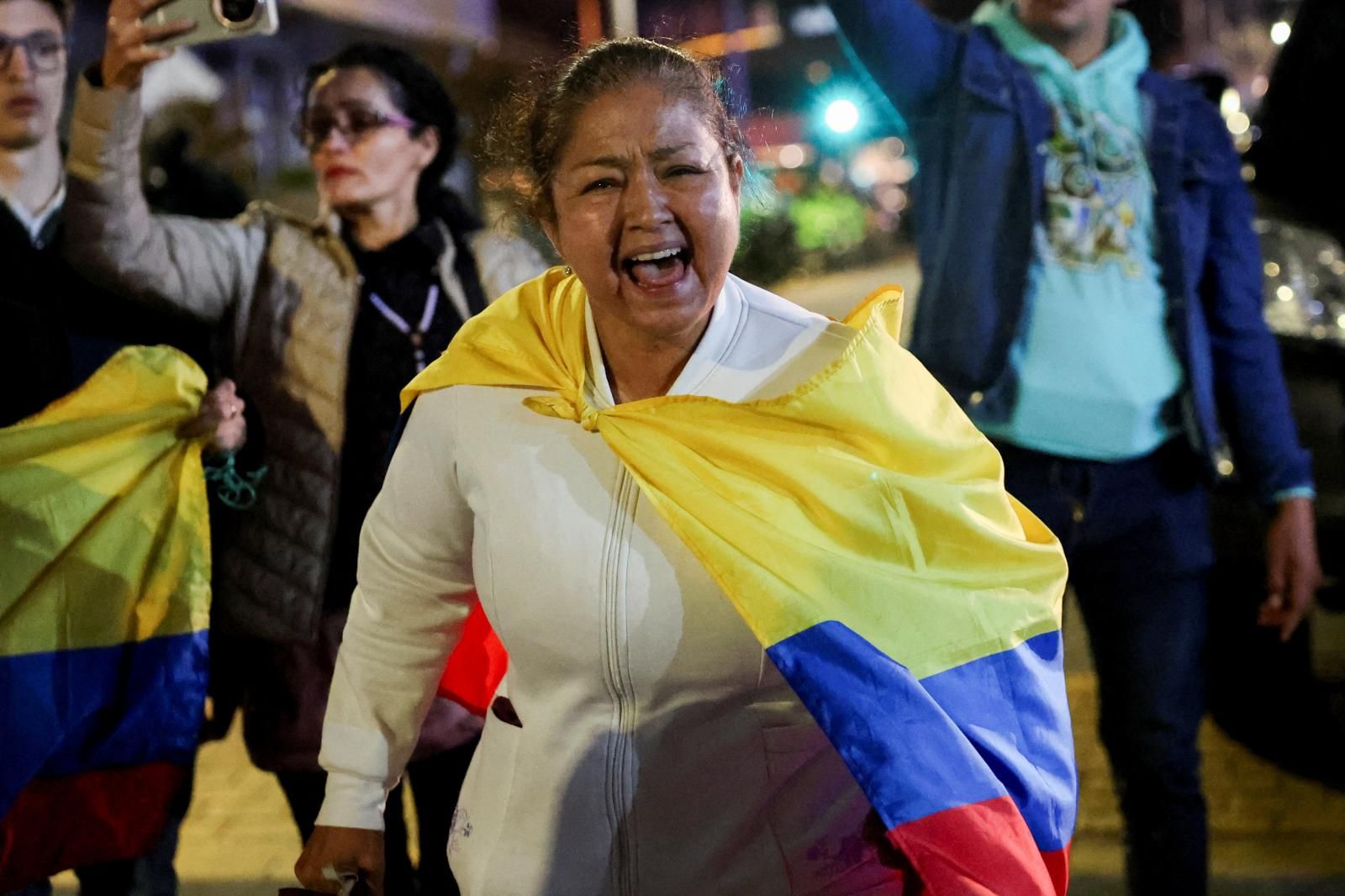 Una mujer protesta contra el presidente colombiano Gustavo Petro frente al hospital Fundación Santa Fe, donde se encuentra el senador colombiano Miguel Uribe.