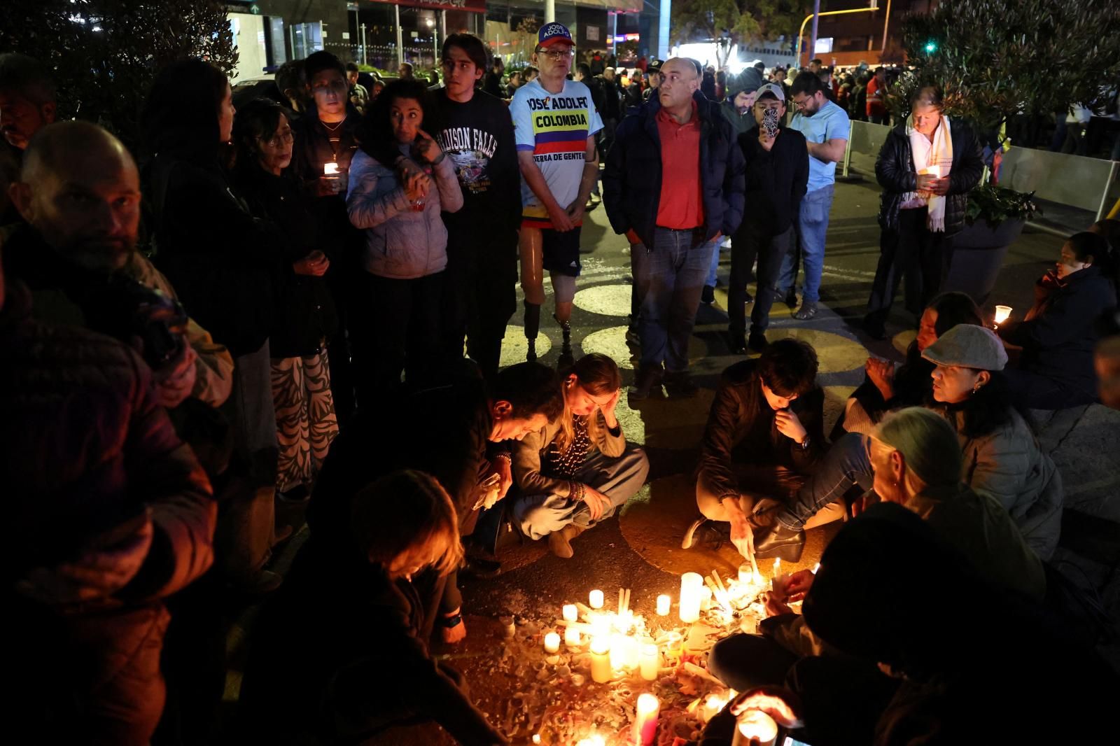 Varias personas se reúnen a las puertas del hospital Fundación Santa Fe,