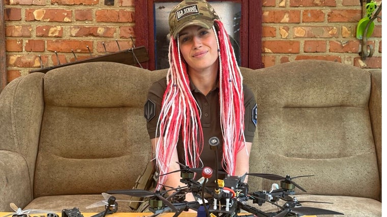 Daria posa con un dron