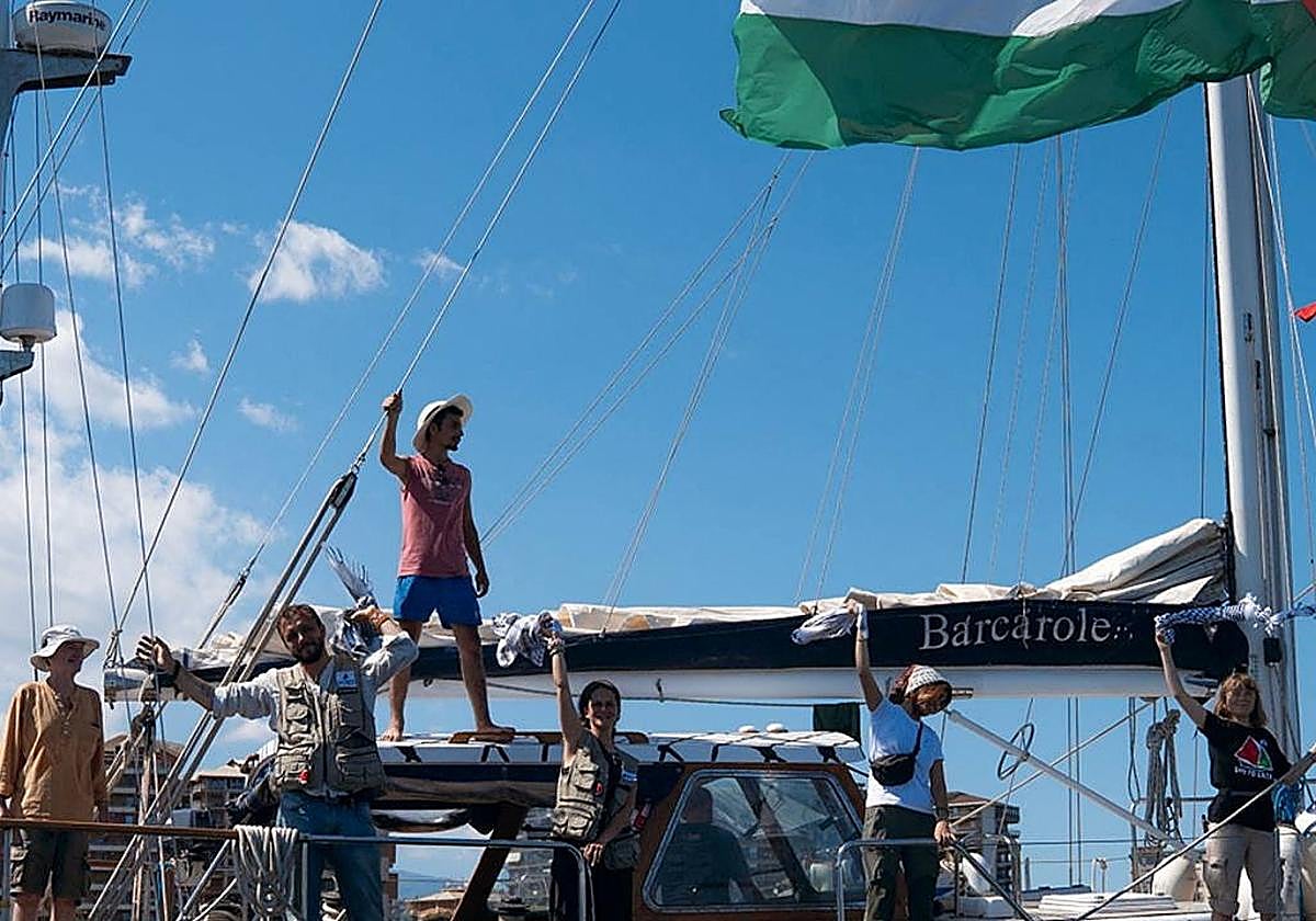 Activistas a bordo del 'Madleen' en dirección a Gaza.