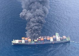 Un incendio devora un carguero frente a las costas de la India: explosiones a bordo y cuatro desaparecidos