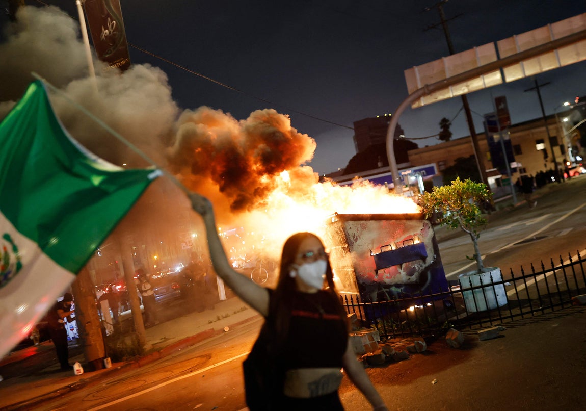 Una mujer ondea una bandera durante las protestas.