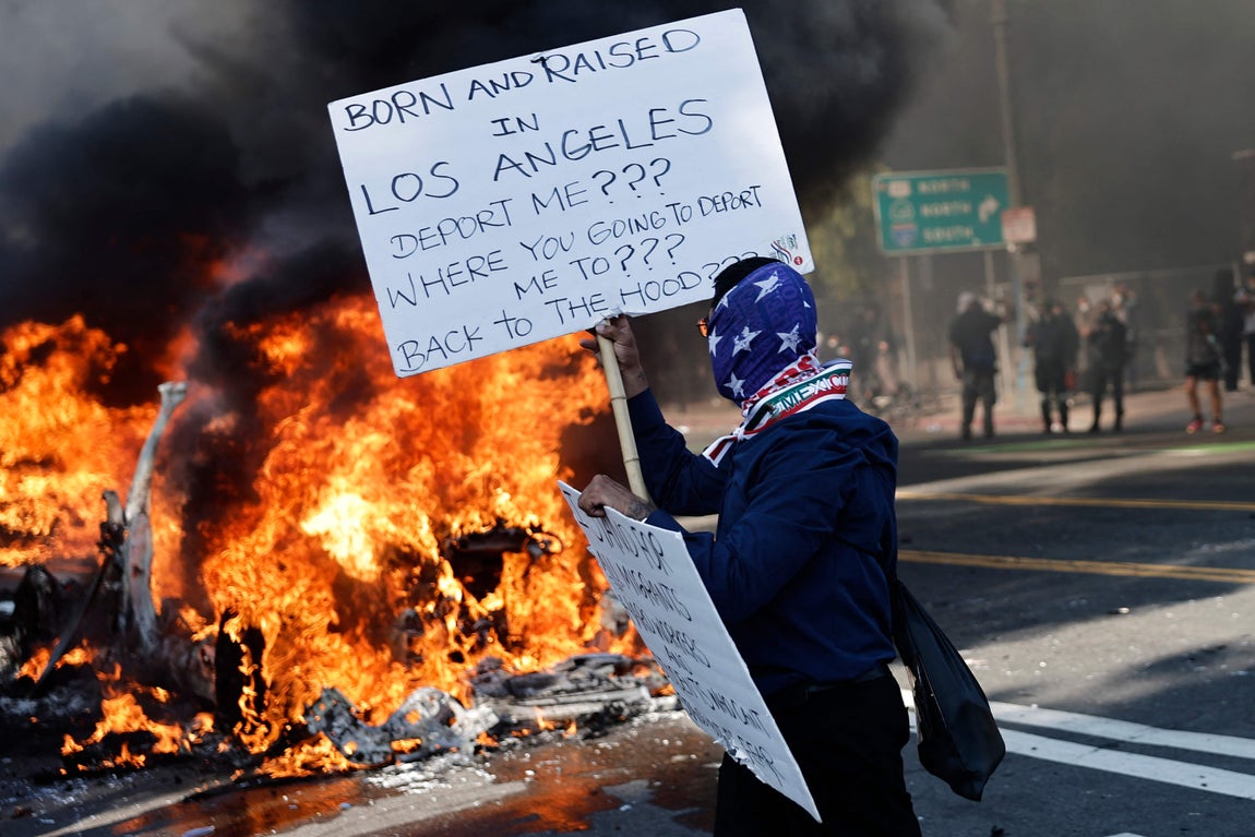 Carteles de protestas en Los Ángeles.