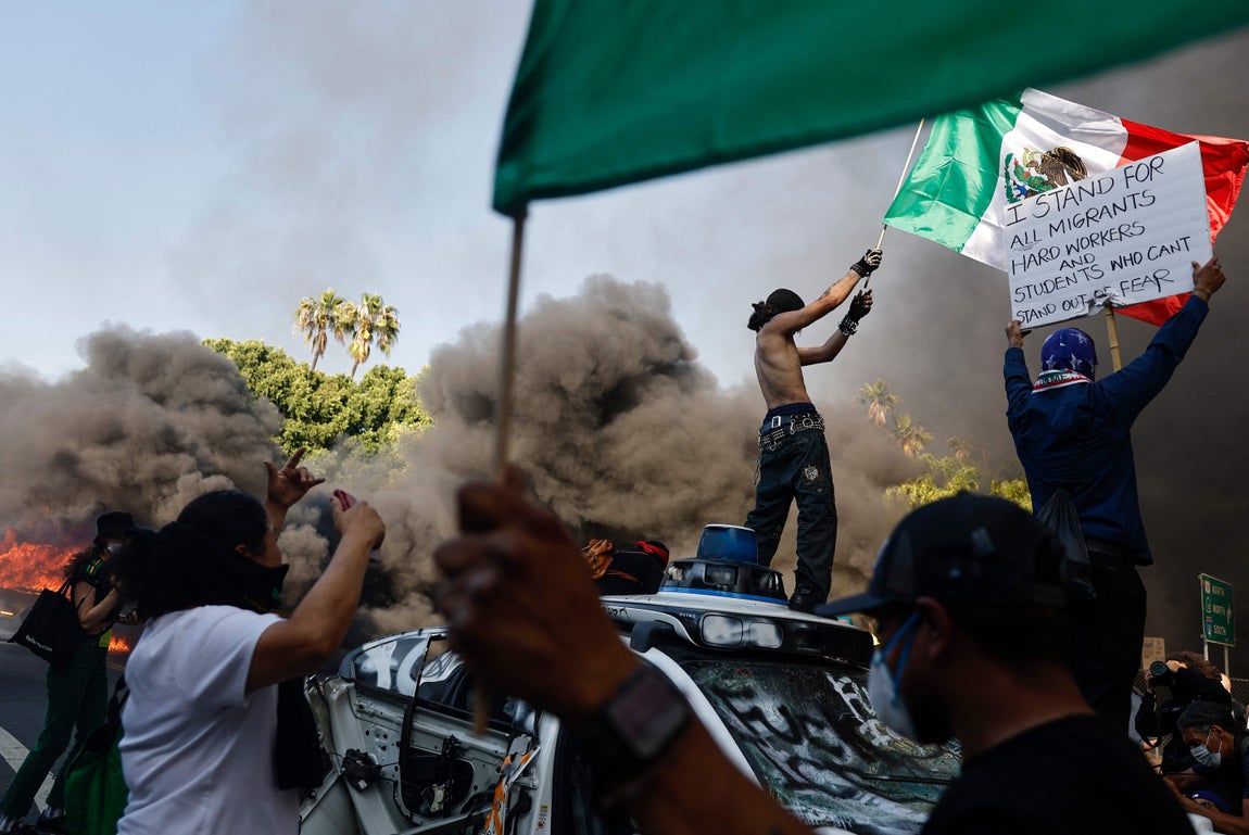 Varias personas se suben a coches para realizar las protestas.