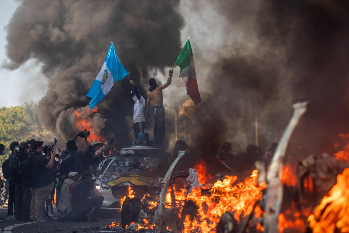 Las banderas de países de como México o Nicaragua son una constante en las protestas.