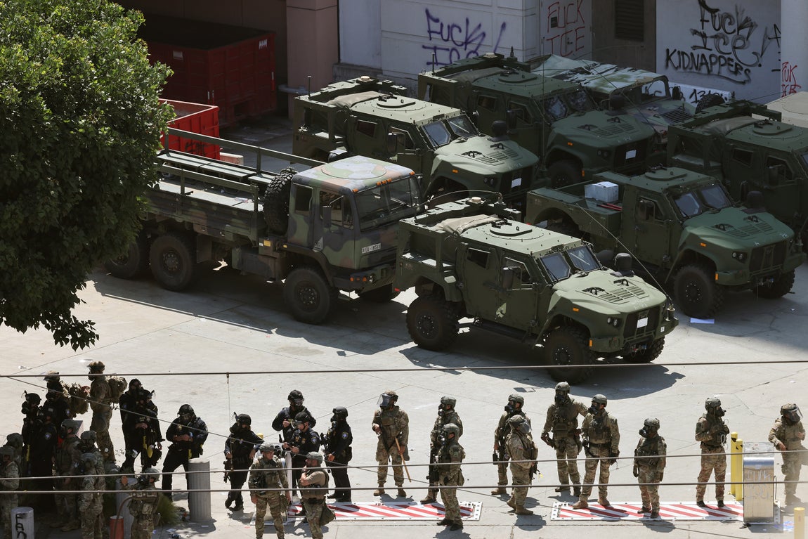 Vehículos militares, listos para la acción en Los Ángeles.