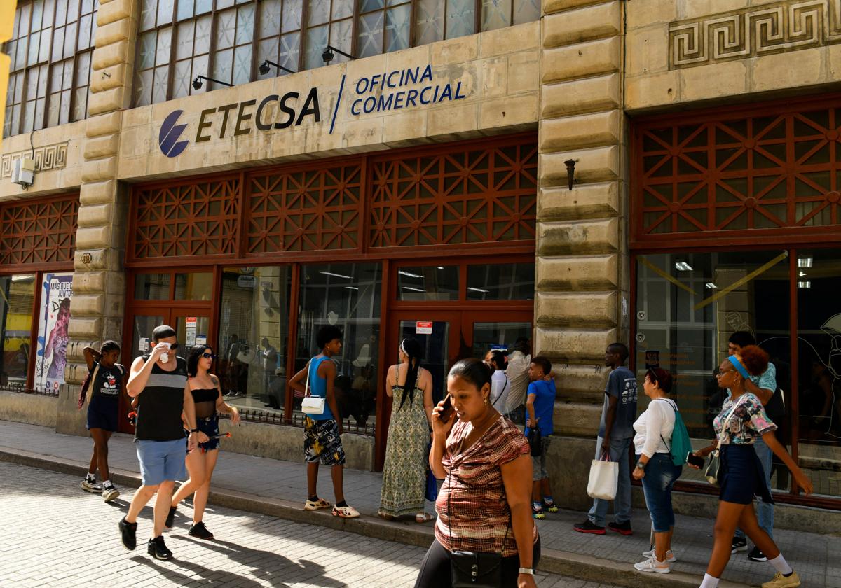 Cuba revierte parcialmente aumento de tarifa de internet ante creciente indignación