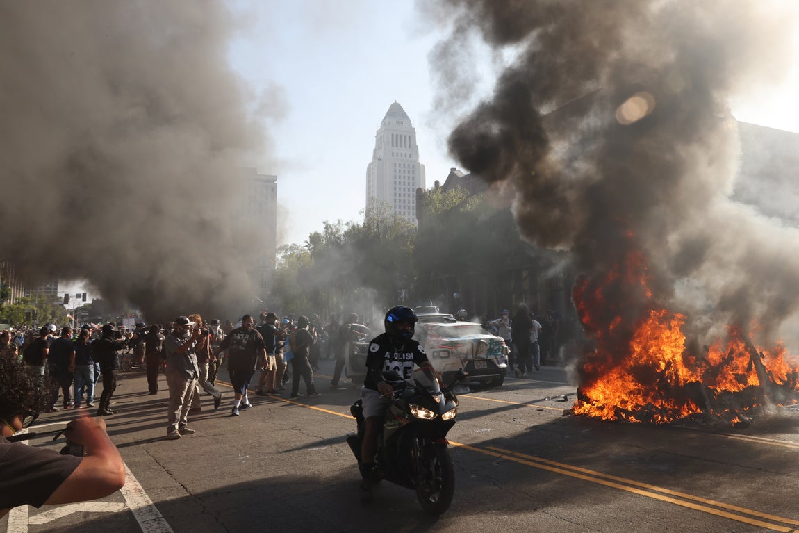 El humo, una constante durante las protestas.