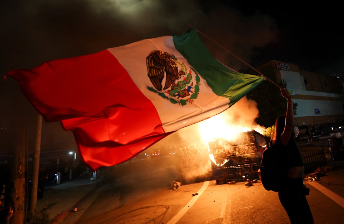 Una bandera de México es ondeada durante la revuelta.