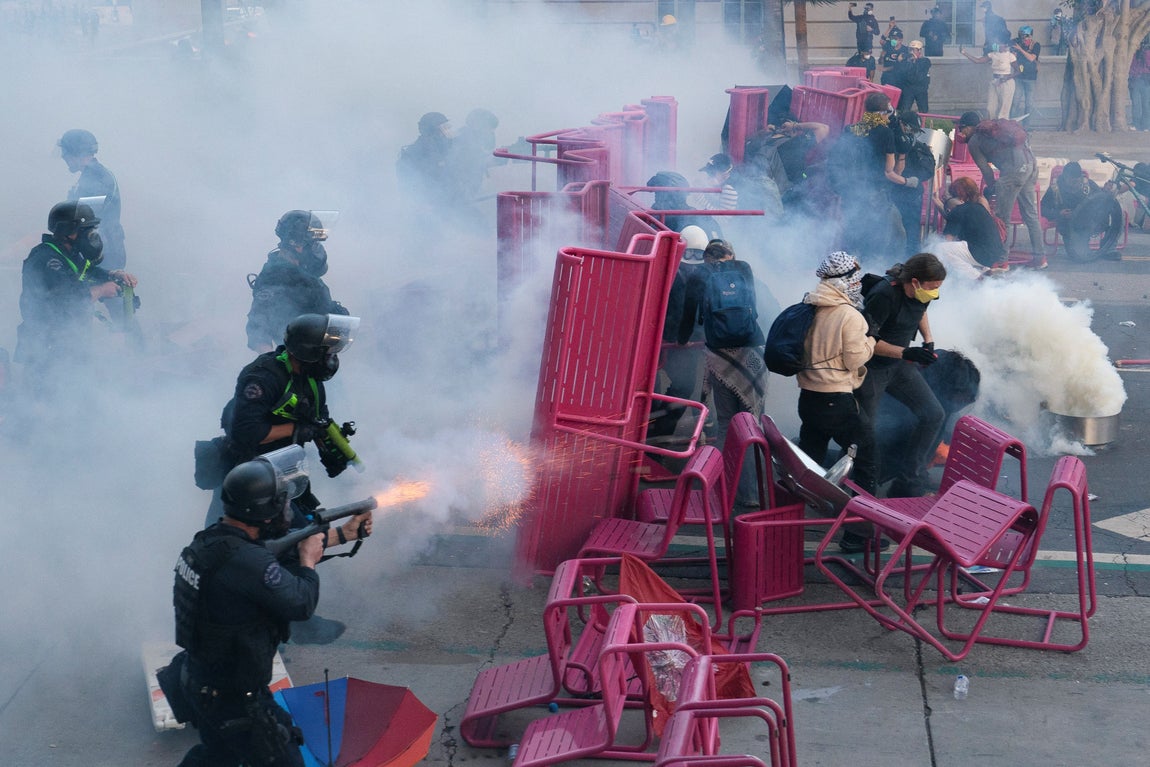 La Policía dispara para reducir a los activistas.