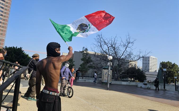 Imagen principal - Los manifestantes portan banderas de México, en la primera imagen. En la segunda foto: jóvenes queman rueda con sus minimotos. En la tercera imagen se aprecia un joven manifestante con heridas producidas por las pelotas de goma que han utilizado las fuerzas de seguridad.