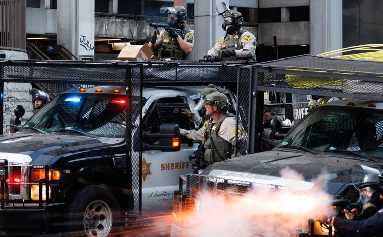 Imagen principal - Los Ángeles se tensa ante el polémico despliegue militar de Trump: «Aquí no hay una guerra»