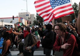 La alcaldesa de Los Ángeles impone el toque de queda en el centro de la ciudad en la quinta noche de protestas