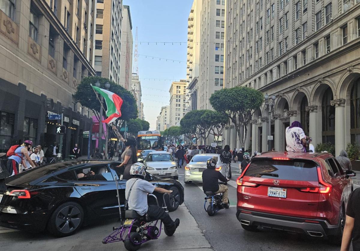 La alcaldesa de Los Ángeles impone el toque de queda en el centro de la ciudad en la quinta noche de protestas