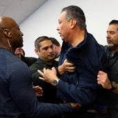 Expulsan y esposan a un senador demócrata de una rueda de prensa del Gobierno de Trump en Los Ángeles