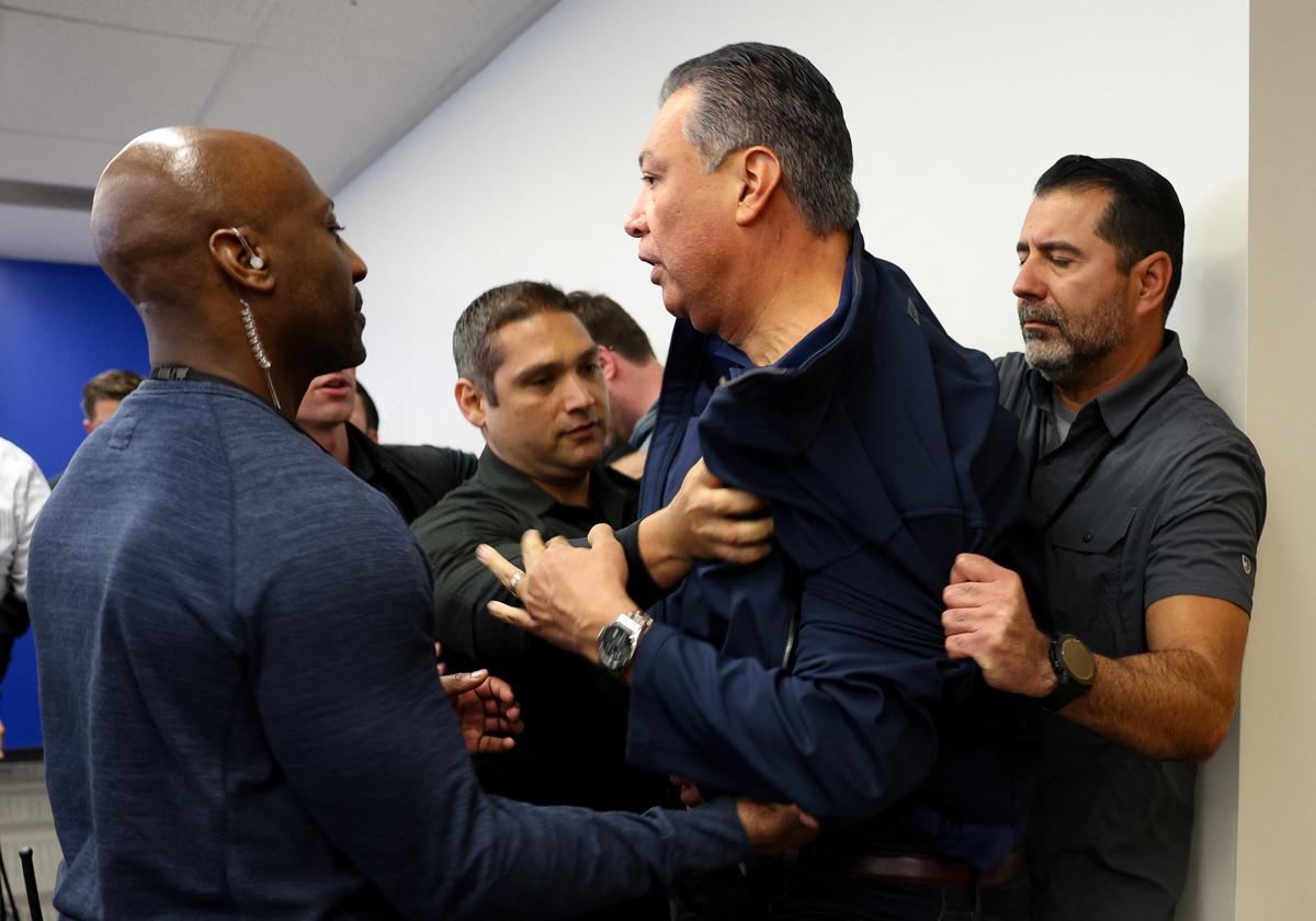 El momento de la expulsión de Alex Padilla