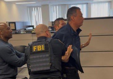 Expulsan y esposan a un senador demócrata de la conferencia de prensa del Gobierno en Los Ángeles