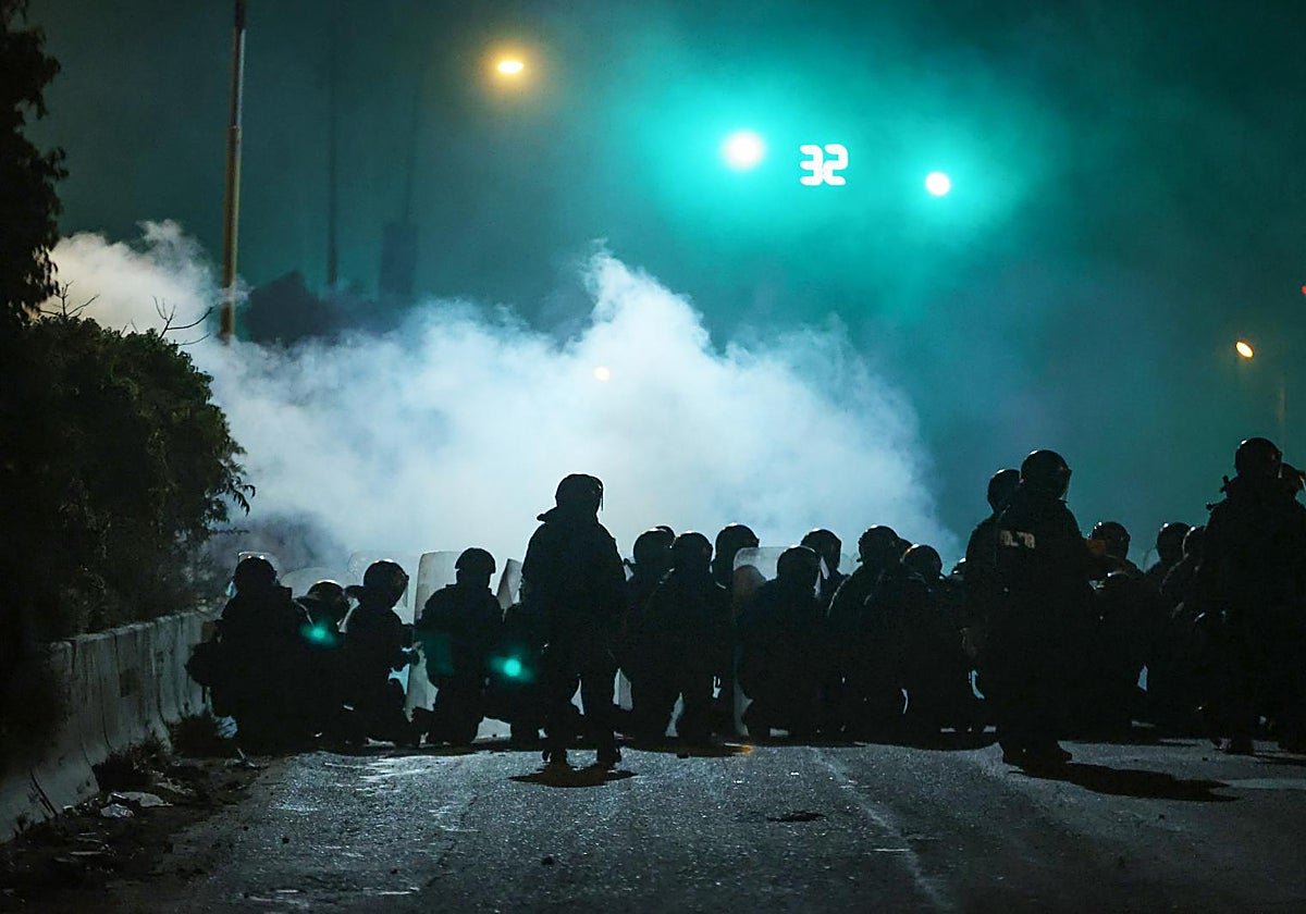 Integrantes de la Policía Boliviana y simpatizantes del expresidente Evo Morales se enfrentan durante una protesta este miércoles, en Vinto