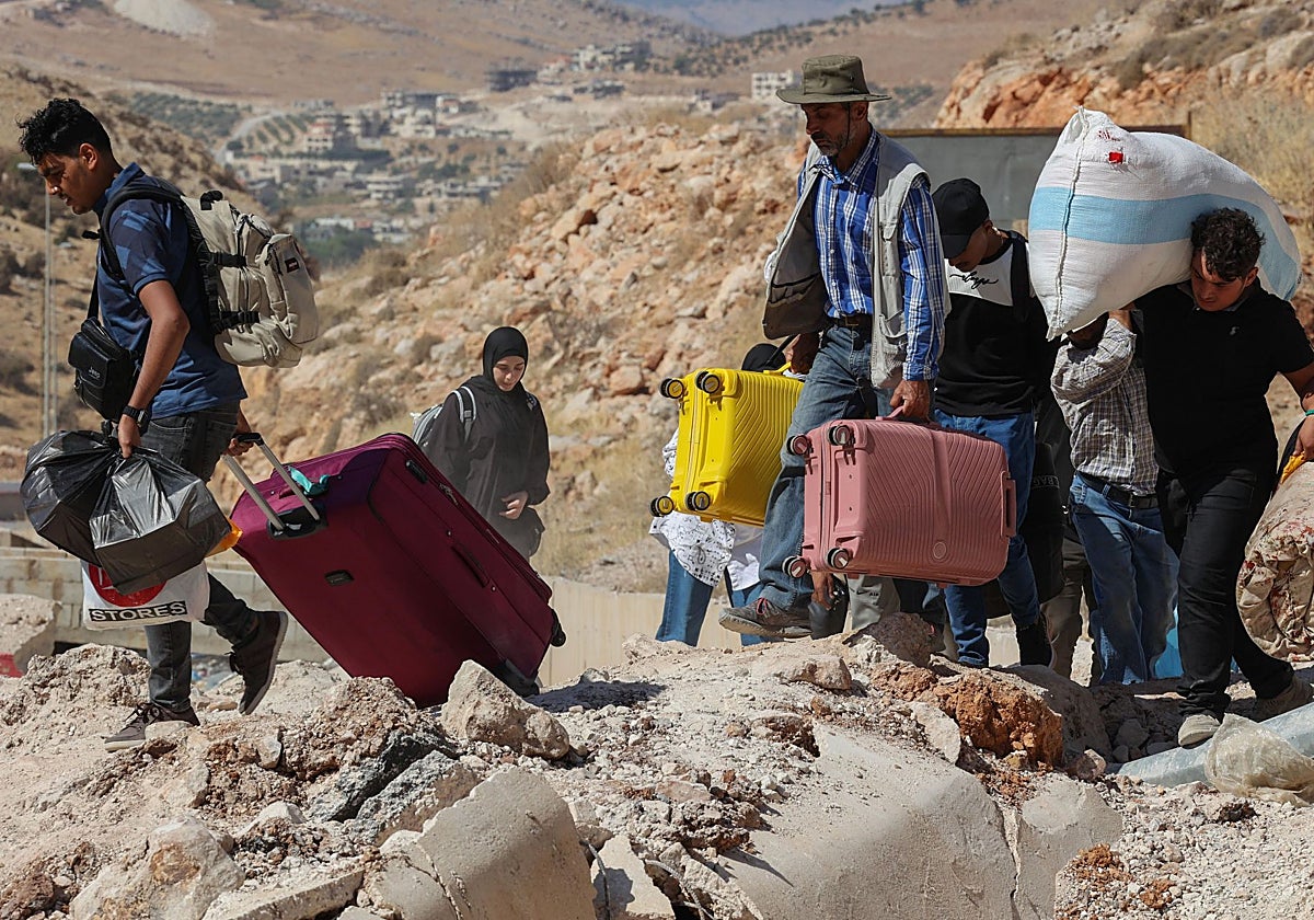 Refugiados sirios y libaneses que huyen de los bombardeos israelíes en el sur del Líbano, en una foto de archivo