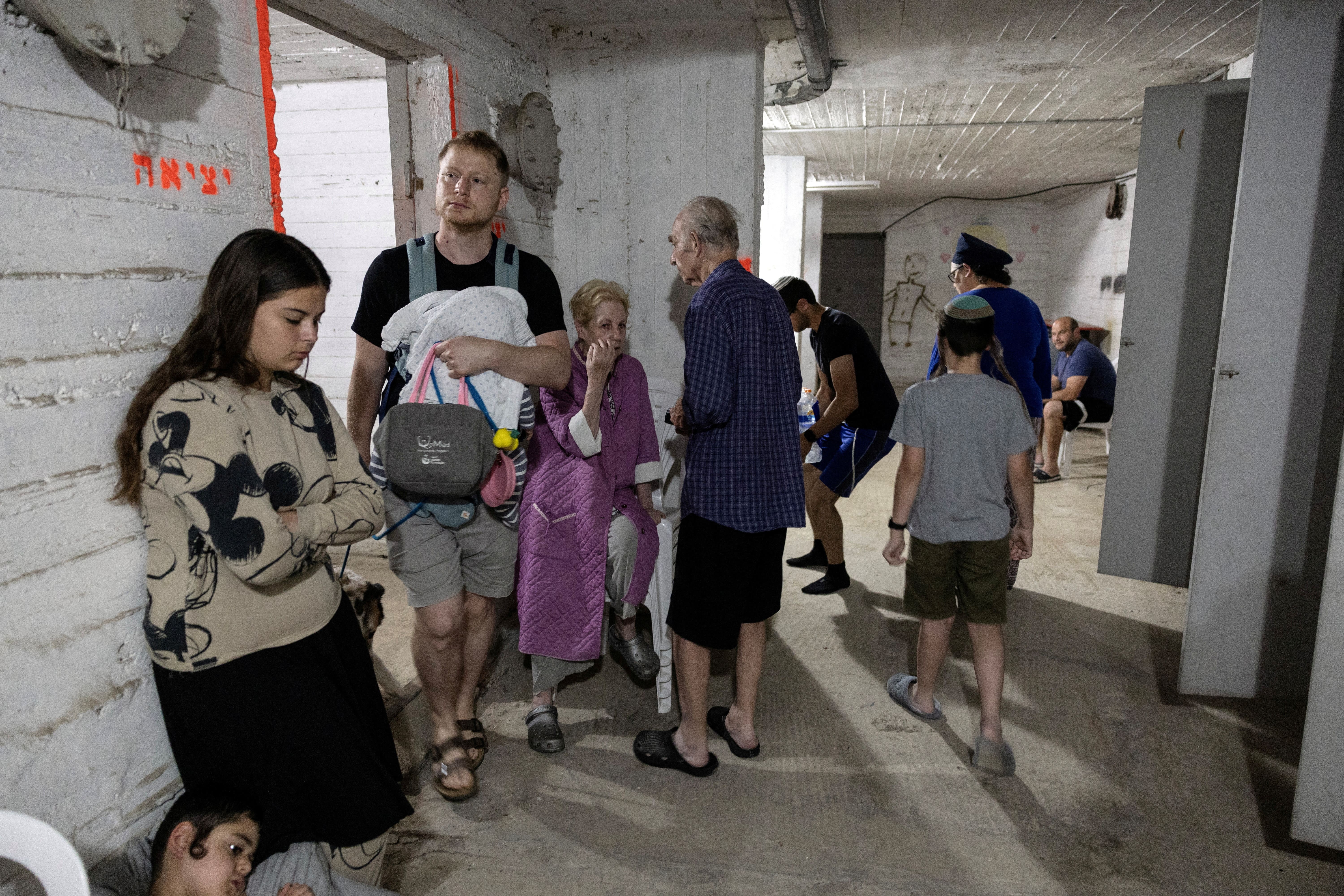 Grupo de personas israelíes en un refugio en Tel Aviv   