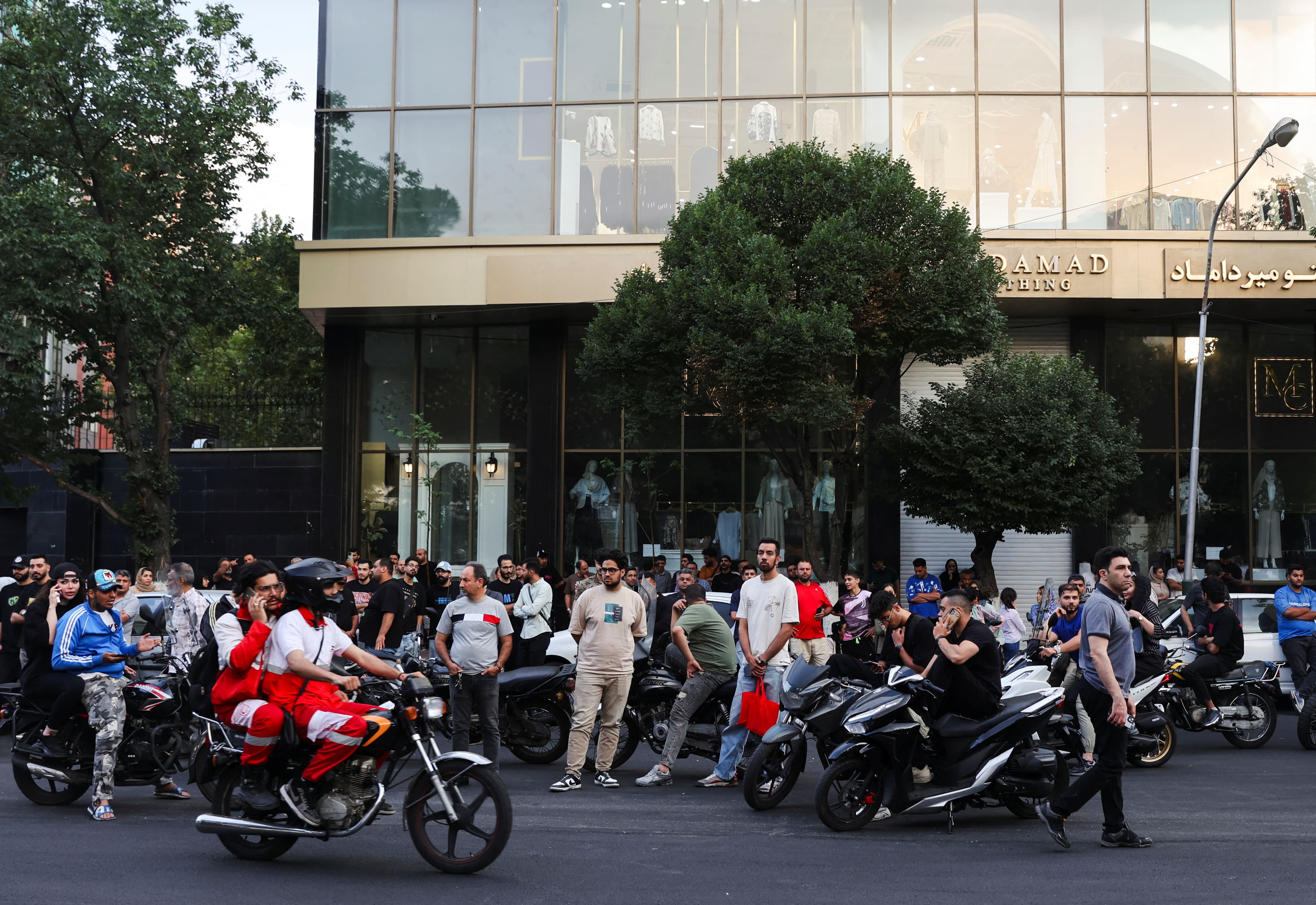 Grupo de personas en las calles de Teherán 