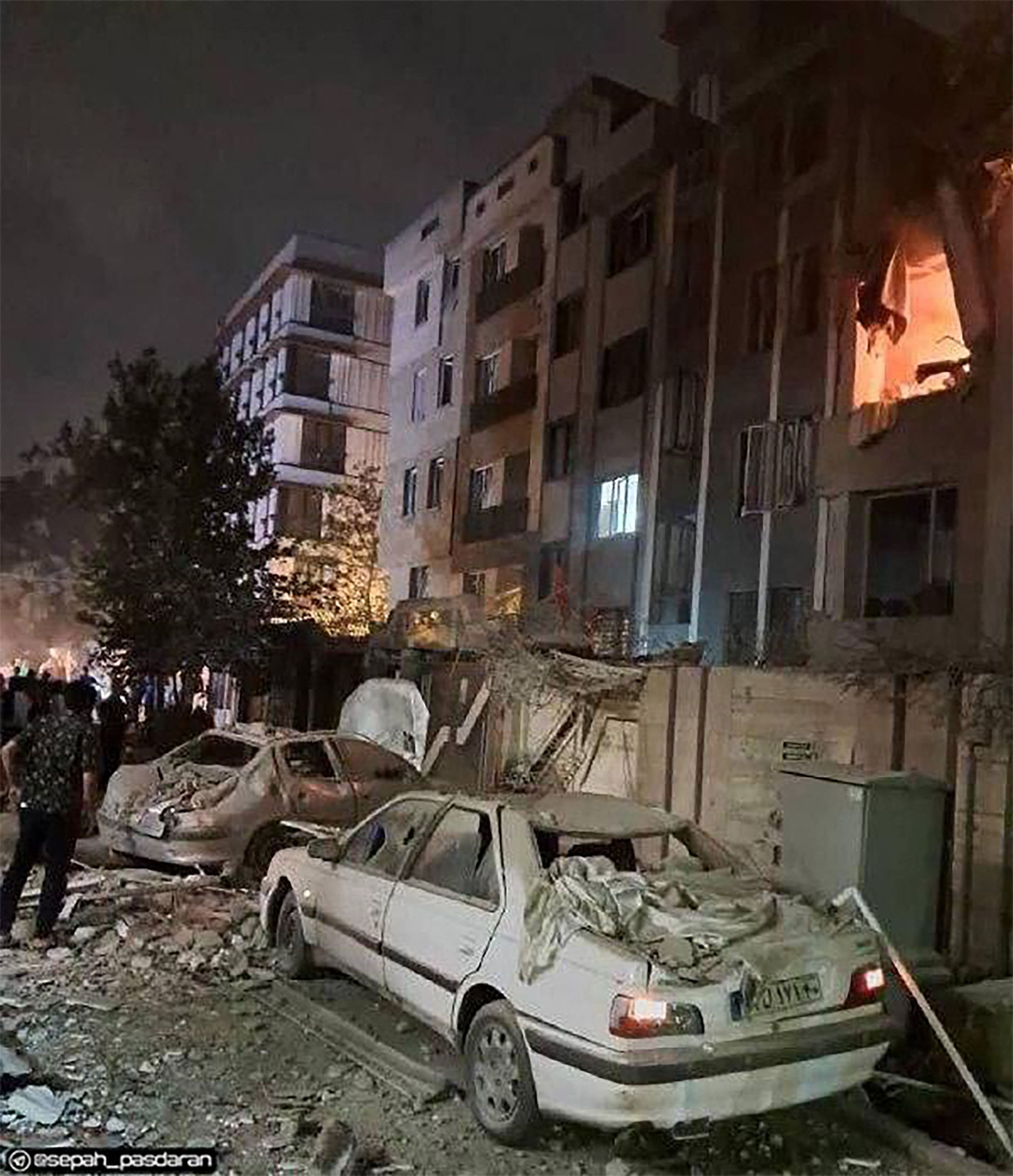 Coches y edificios afectados por el bombardeo por la noche