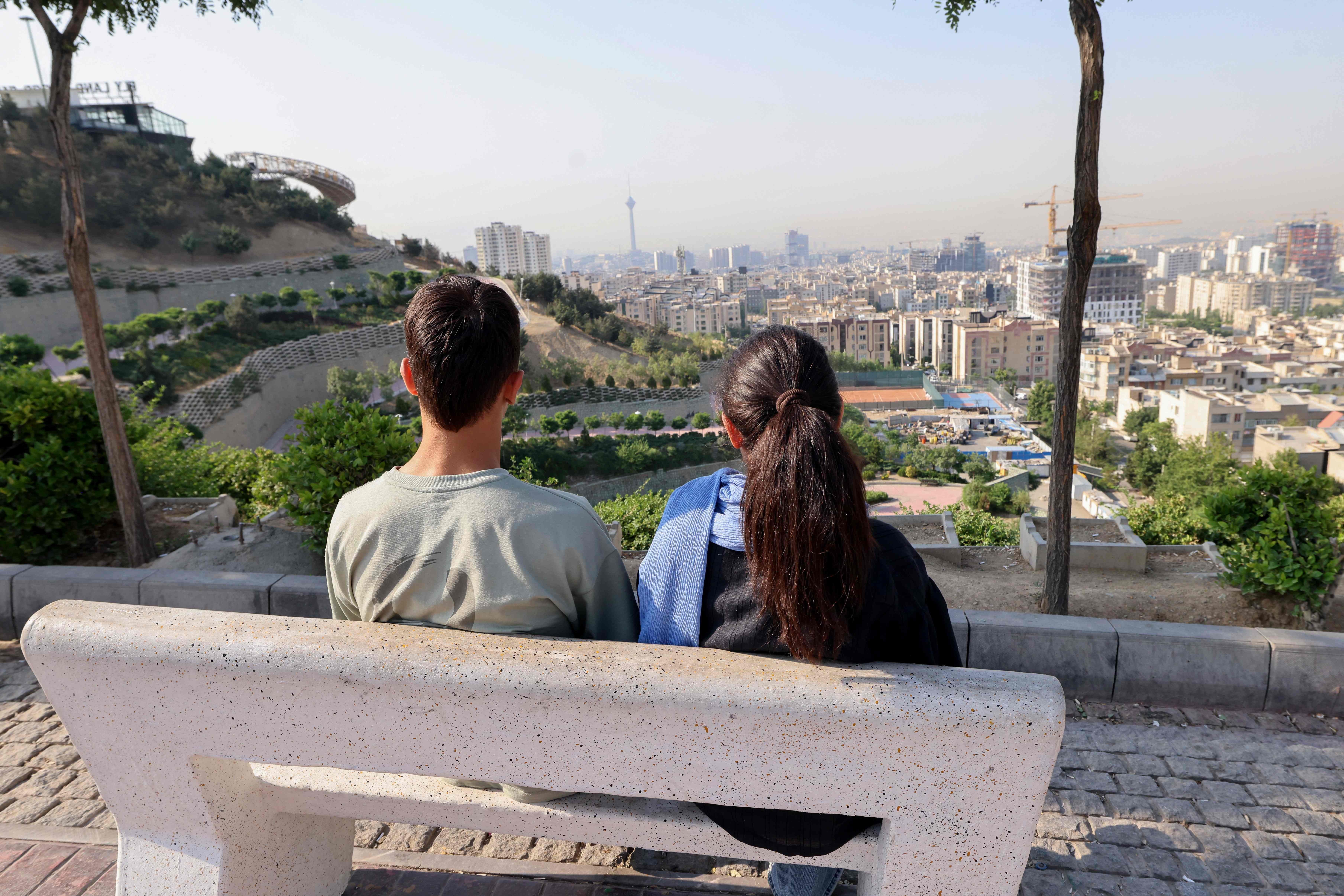 Una joven pareja contemplando Teherán tras el ataque