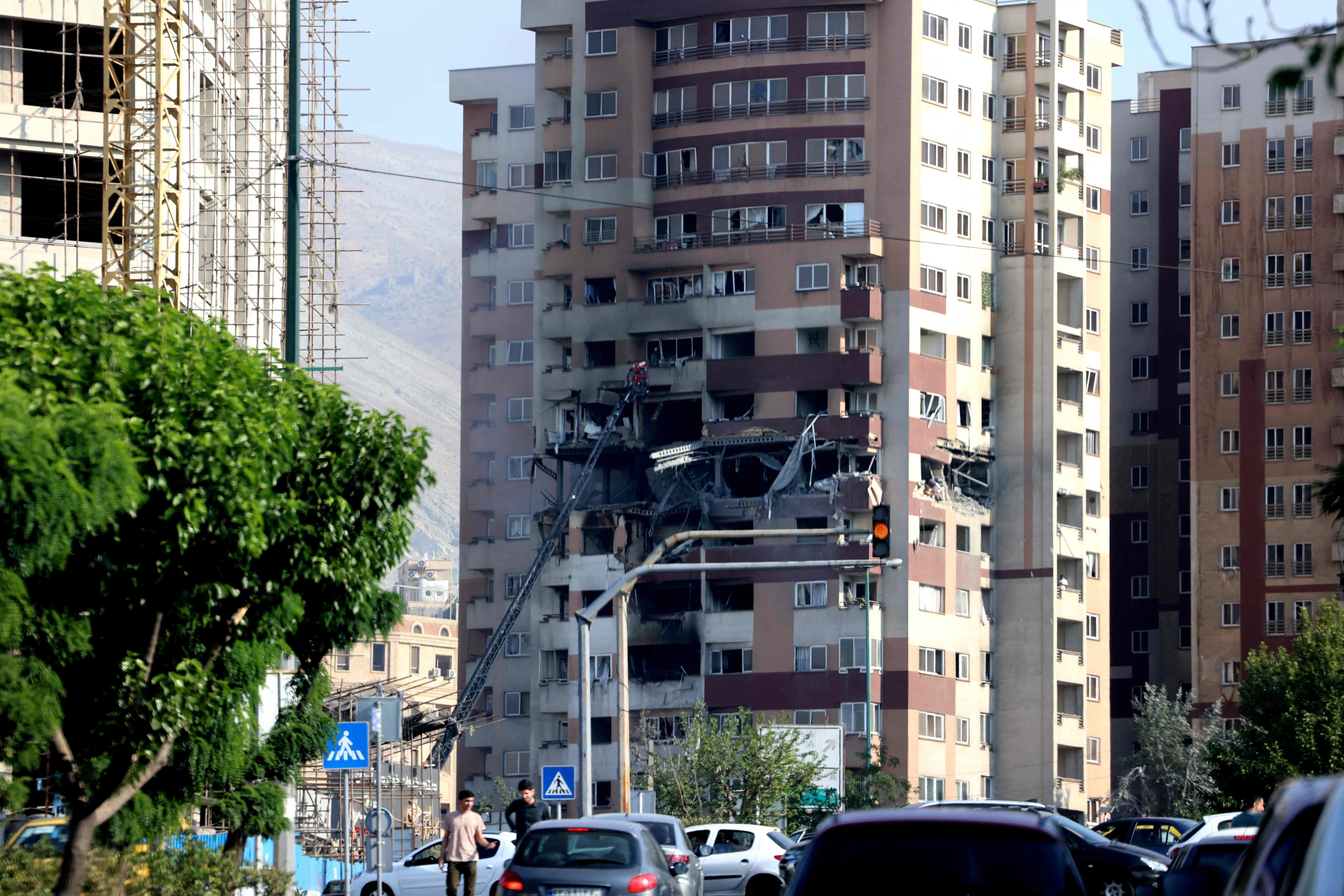 Edificio derruido por el ataque israelí en la capital de Irán, Teherán