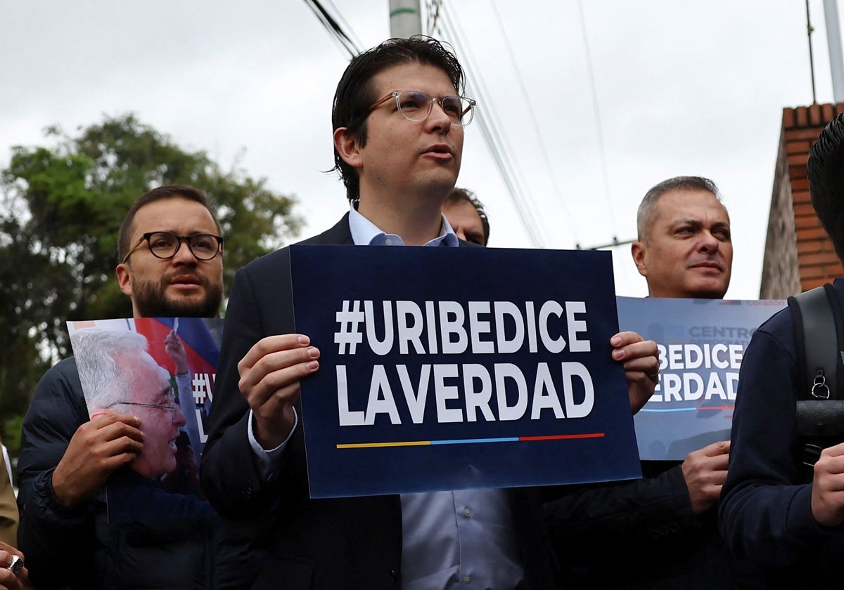 Según el último informe médico, Uribe permanece en estado «crítico» pero con «estabilidad»
