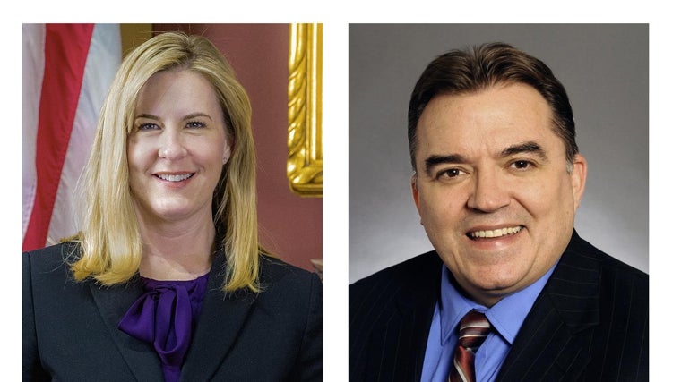 La legisladora demócrata Melissa Hortman (izda) y el senador demócrata John Hoffman