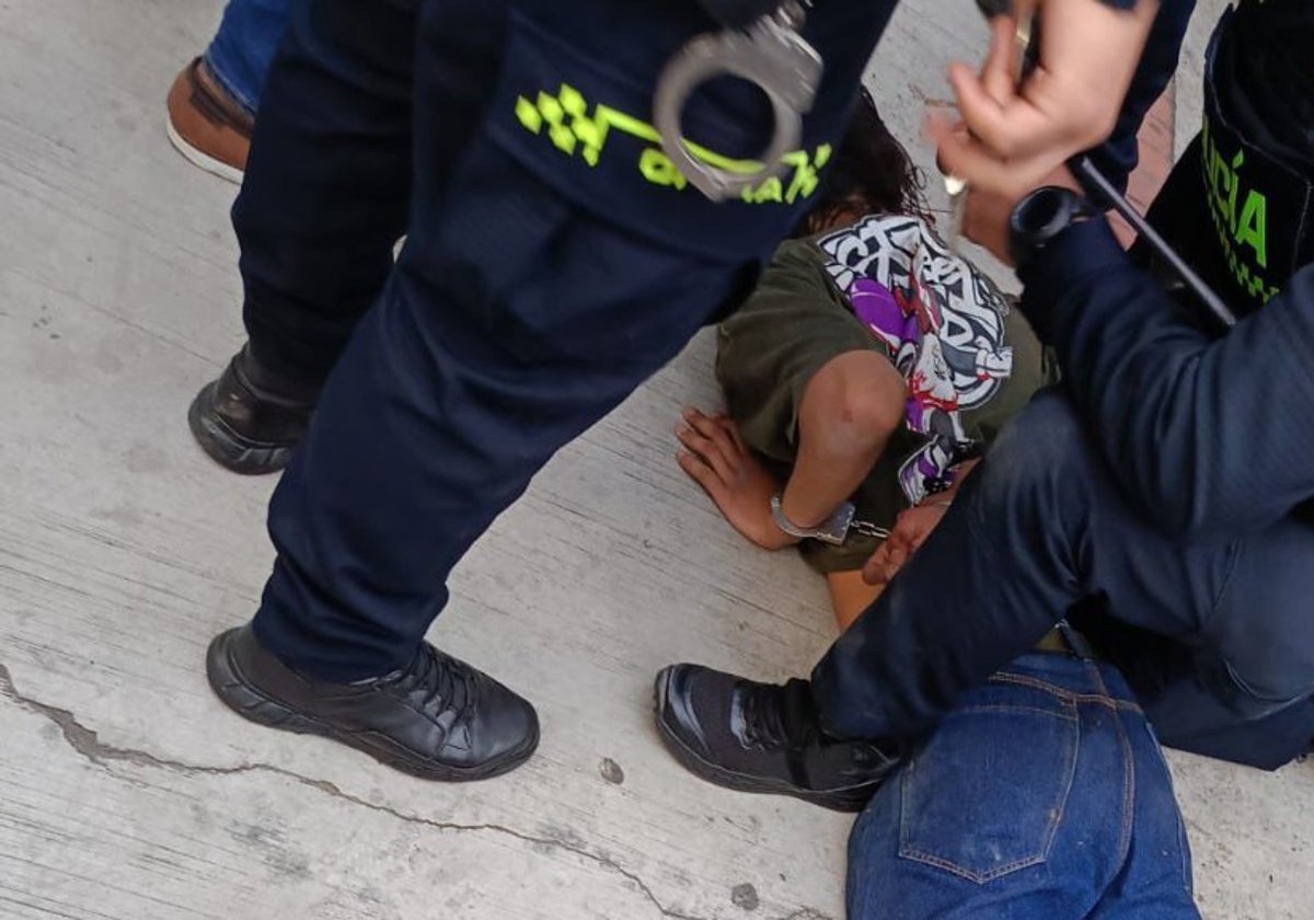 Agentes colombianos en el momento de detener al sicario adolescente que atentó contra la vida del senador Miguel Uribe