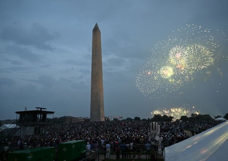 Imagen secundaria 1 - Desde el escenario, Trump resumió el mensaje central del acto: «Cada país celebra sus victorias. Ya era hora de que Estados Unidos hiciera lo mismo»