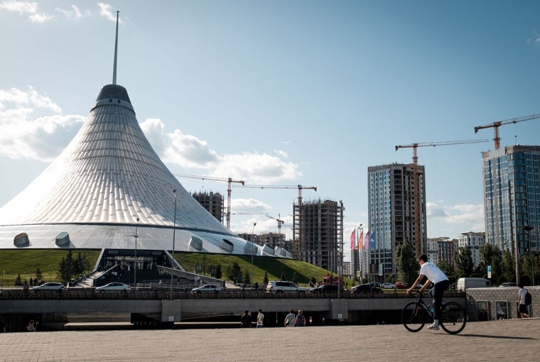 El Jan Shatyr Entertainment Center es una gigantesca carpa transparente neofuturista diseñada por Norman Foster. Bajo su envoltura se esconde un oasis urbano con parque, cine, tiendas y hasta una playa interior climatizada