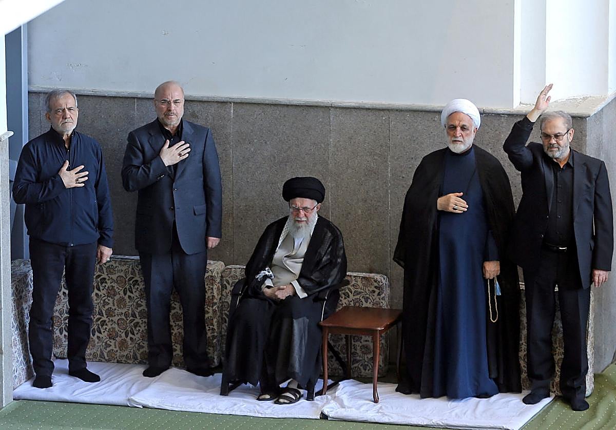 El ayatolá Alí Jamenei junto al presidente iraní Masoud Pezeshkian en una imagen de archivo