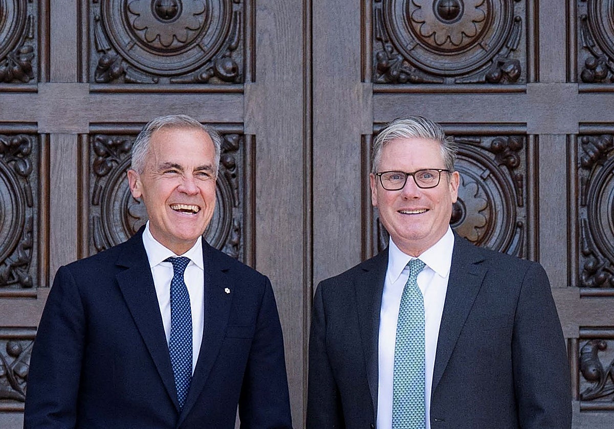El primer ministro de Canadá, Mark Carney, recibe al primer ministro británico, Keir Starmer, en Parliament Hill, antes de la cumbre del G7