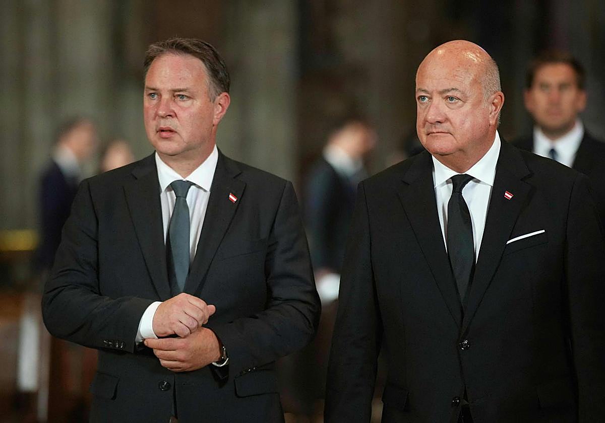 El canciller austriaco Stocker y el vicecanciller Babler en el acto conmemorativo a las víctimas del tiroteo