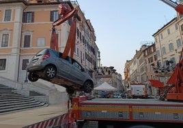 La Policía socorre a un anciano que intentó bajar en coche la escalinata de la plaza de España de Roma