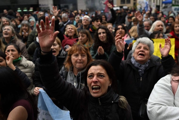 Seguidores de Cristina Kirchner se reúnen afuera de su residencia en Buenos Aires