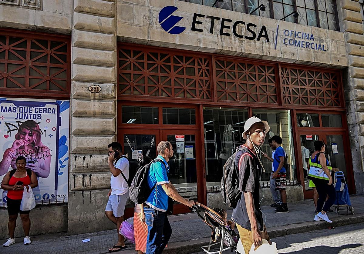 Personas pasan frente a la oficina comercial de la Empresa de Telecomunicaciones de Cuba (Etecsa)