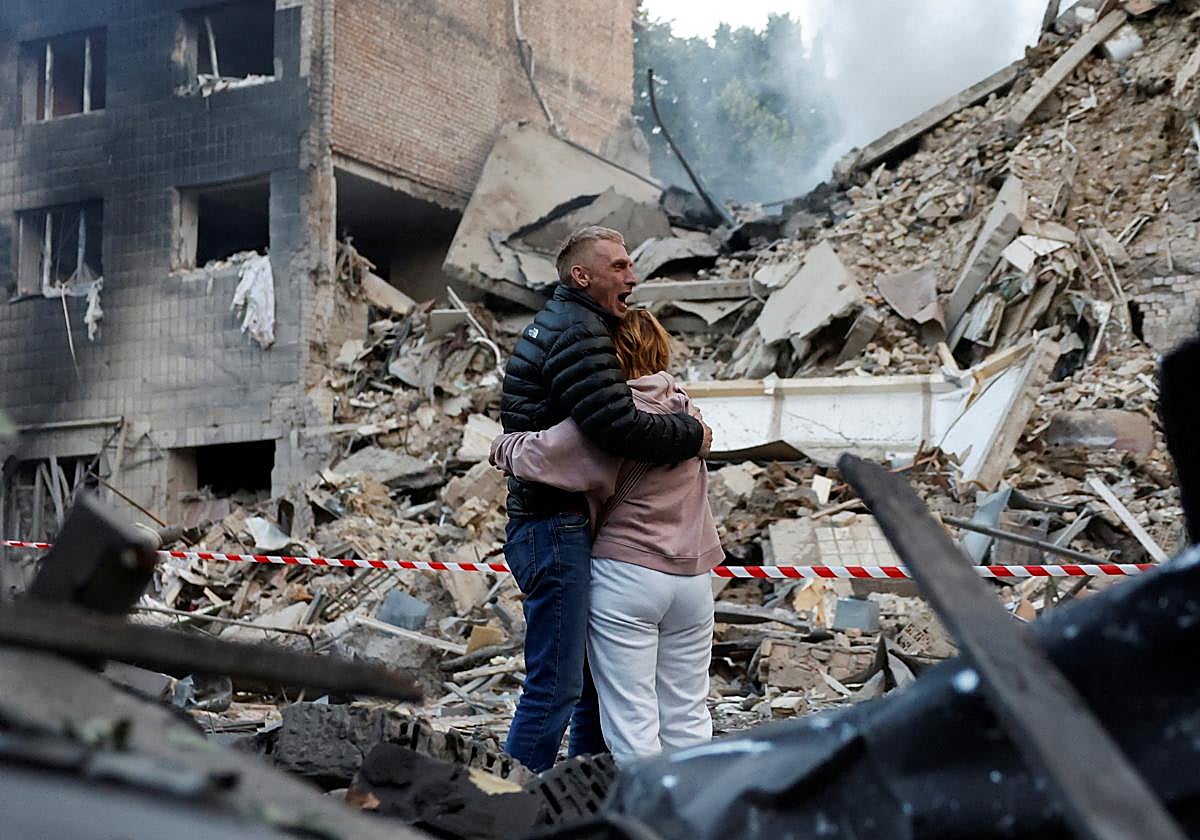 Residentes ucranianos reaccionan al estado de los edificios reducidos a escombros por un ataque ruso