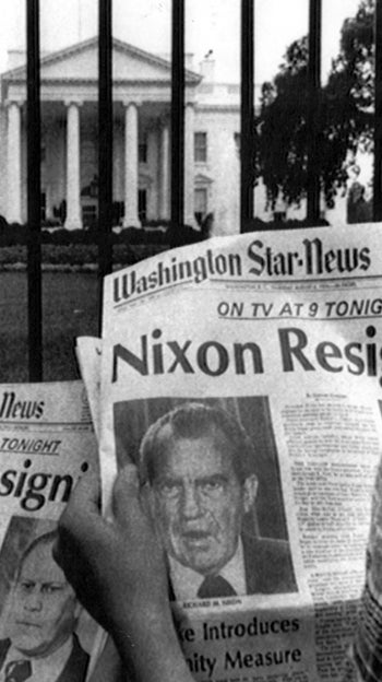 Fotografía de archivo, tomada el 8 de agosto de 1974, en la que dos mujeres leen, frente a la Casa Blanca, los titulares de los periódicos que anunciaban la dimisión del presidente Richard Nixon por el «escándalo Watergate»